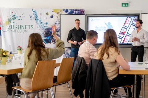 Studenten der Hochschule Geisenheim im Austausch mit Experten des IT-Dienstleisters FBS-Solution. 
