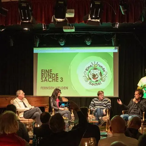 Bei der dritten Ausgabe von der Runden Sache spricht Moderatorin Brigit Zmrhal mit den Sportreportern Thomas Wark, Béla Réthy und Jörg Dahlmann.