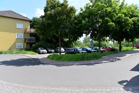 Der kleine Parkplatz an der Wiesenstraße in Geisenheim steht derzeit noch der Öffentlichkeit zur Verfügung. Künftig wird er den Mietern der benachbarten KWB-Gebäude (links) vorbehalten sein.