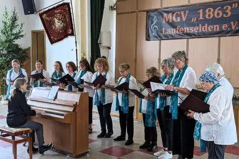 Die Sängerinnen des Frauenchors „LA-Chörchen“ bei ihrem Auftritt beim Sangesfest in der Bornbachhalle.