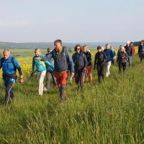 Robert Carrera führt eine Wandergruppe über den künftigen Premium-Wanderweg über die Aar-Höhen zwischen Michelbach und Bad Schwalbach.