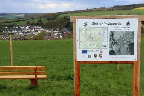 Ausblicke in die Landschaft und Einblicke in die Geschichte bietet die „Drachenrunde“. Hier kann man das Dorf mit einer alten Luftaufnahme vergleichen. Foto: Thorsten Stötzer