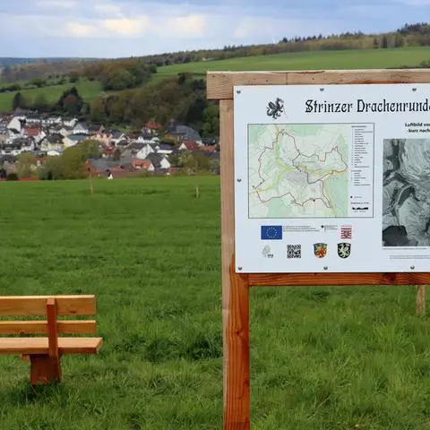 Ausblicke in die Landschaft und Einblicke in die Geschichte bietet die „Drachenrunde“. Hier kann man das Dorf mit einer alten Luftaufnahme vergleichen.