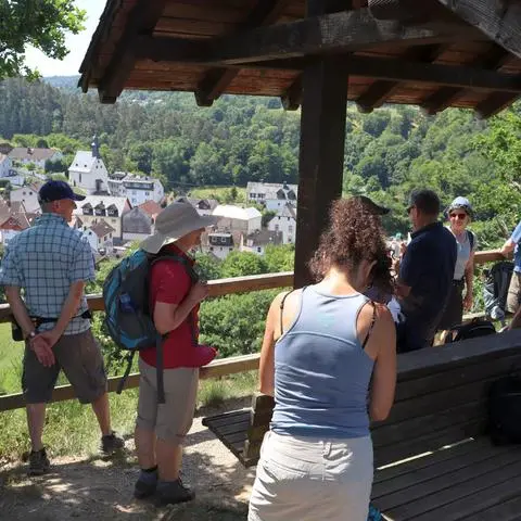 Rast mit einmaliger Aussicht: Das „Adolfsecker Fenster“ hoch über der Ortschaft.
