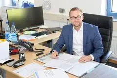 Angekommen am neuen Arbeitsplatz ist der 37-jährige Bürgermeister Patrick Berghüser.