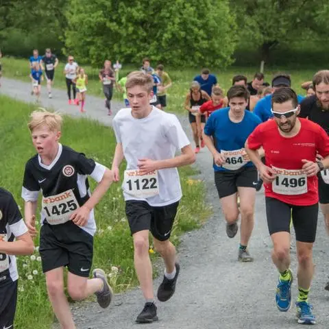Der steile Anstieg beim Stadtlauf von der Grillhütte hinauf auf den Taunushügel bis zur dann abfallenden Rücklaufroute in Richtung Idsteiner Stadtkern verlangt allen Teilnehmern viel Kondition und Ausdauer ab.