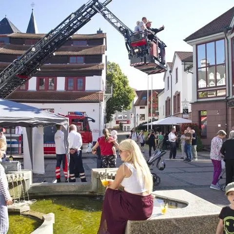 Die Freiwillige Feuerwehr demonstriert den Einsatz ihres Drehleiter-Fahrzeugs mit Rettungskorb.