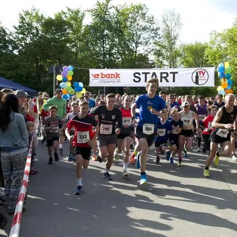 Beliebt bei der Bevölkerung: Über 1000 Menschen nehmen am Idsteiner Stadtlauf teil – teilweise aus Berlin und Kiel.