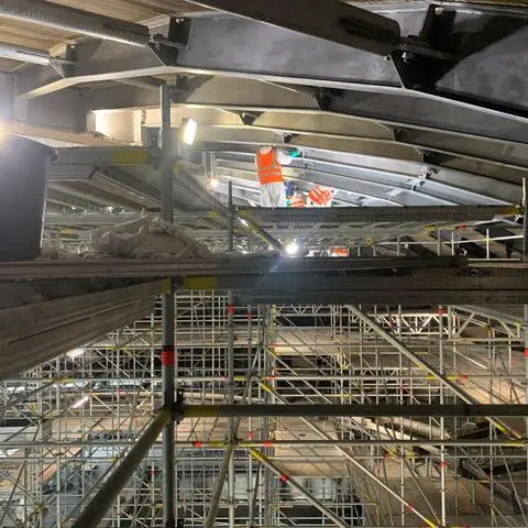 Unter der drehbarem Kuppel des des Idsteiner Tournesol-Bades gehen die Arbeiten weiter voran.