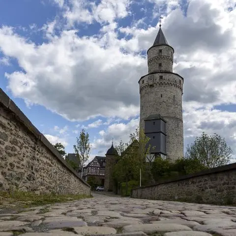 Der Hexenturm Idstein von der alte Schlossbrücke aus Richtung Eingang zur Pestalozzischule gesehen.