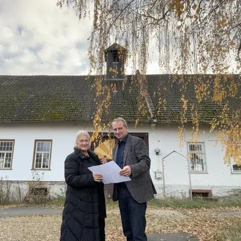 Architektin Antje Riedl und Joachim Schuberth vor dem Gebäude des Gassenbacher Hofes in Idstein.
