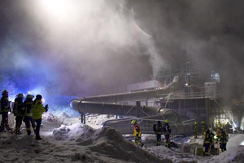 Die Feuerwehr hatte nicht nur mit dem Großbrand, sondern auch mit dem Schnee am Tournesolbad zu kämpfen.