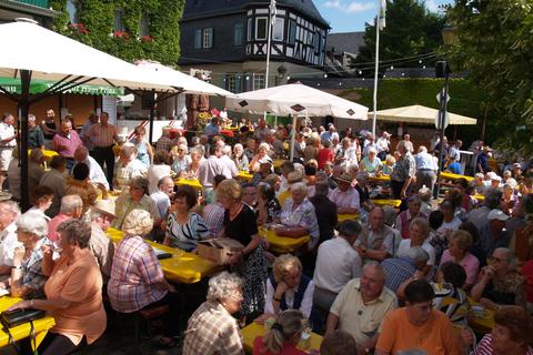 So dicht gedrängt wie hier beim Rieslingfest 2008 wird es beim Höfe-Fest in Kiedrich diesmal nicht. Archivfoto: Gemeinde Kiedrich