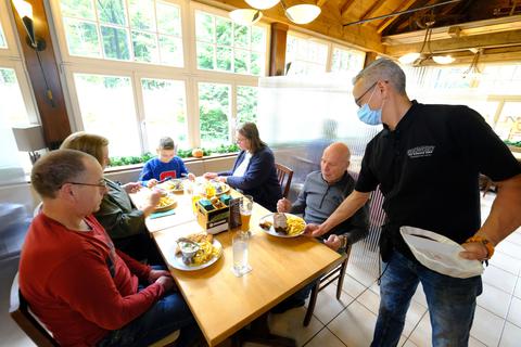 Restaurantleiter Sascha Beiderlinden bleibt im Restaurant „Waldgeist“ auf der Eisernen Hand bei 3G.          Foto: Martin Fromme