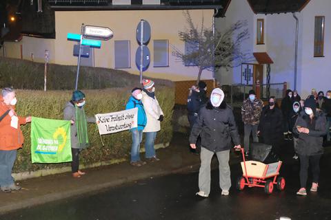 Die Grünen hatten zu einer Menschenkette gegen den „Spaziergang“ in Bad Schwalbach aufgerufen und flankierten den Rundgang. Foto: Martin Fromme