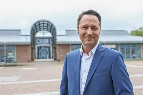 Joachim Reimann vor seinem Arbeitsplatz, dem Rathaus in Taunusstein.
