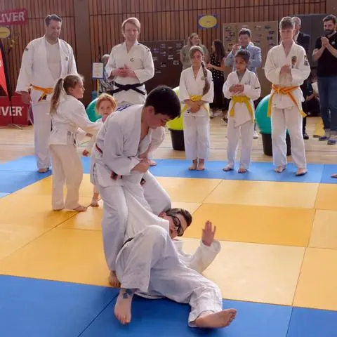 Die Judo-Abteilung des TV Wehen zeigt beim Tag der offenen Tür ihr Können.
