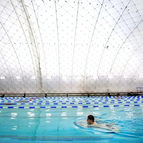 Schwimmen in der Traglufthalle – hier im Nordbad in Darmstadt: ein Modell für Taunusstein?