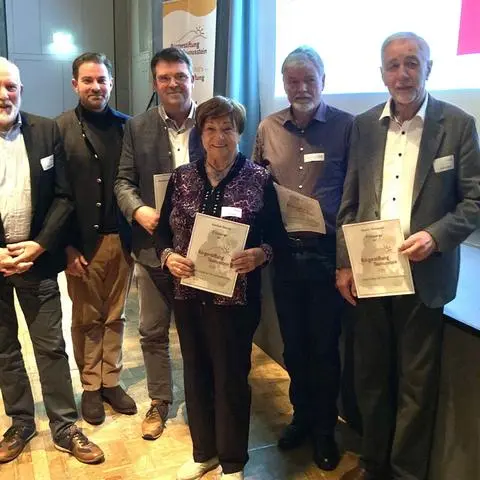 Urkunden für die neuen Förderer der Bürgerstiftung Taunusstein: (von links) Dietmar Ludwig, der Vorsitzende des Förderkreises, Bürgermeister Sandro Zehner, Stefan Wortmann, Marlies Senne, Bernd Kugelstadt und Bernd Schauss.