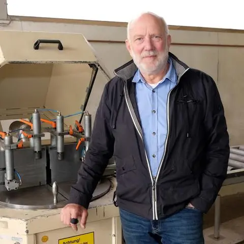 Dietmar Ludwig blickt in der fast leeren Werkshalle auf die Geschichte seiner Firma zurück.