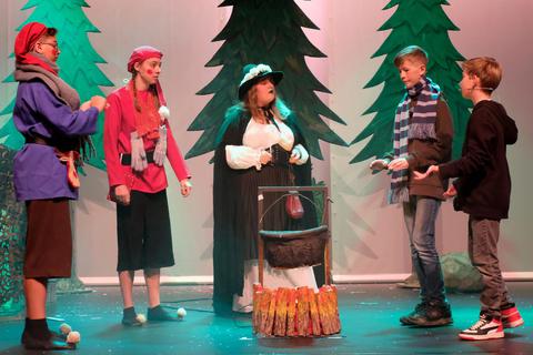 „Der vergessene Weihnachtswunsch“ lautet der Titel des Weihnachtsmärchens der Theatergruppe Wundertüte. Hier eine Szene mit Hexe Esmeralda. © Martin Fromme