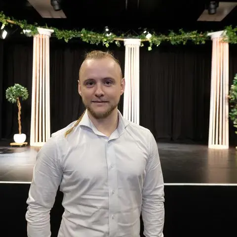Victor Alexander ist aktuell Geschäftsführer des Salon-Theaters. Nachdem sich der Gesundheitszustand seiner Mutter Viktoria Alexander verschlechtert hat, stellt sich für ihn die Frage, wie es mit dem Theater nun weitergeht.