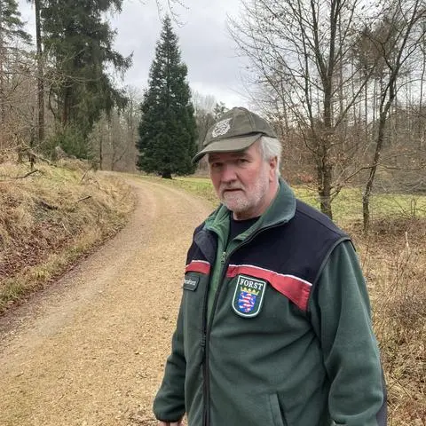 Förster Hartmut Schneider geht in den Ruhestand. Im Hintergrund der von ihm 1991 gepflanzte Mammutbaum.