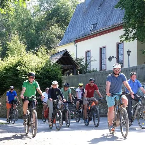 Ein gutes Dutzend Fahrer hat sich in Niederlibbach auf den Weg zur ersten Erkundungsfahrt auf dem Radweg gemacht.