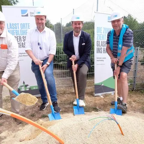 Nach dem Spatenstich durch Jörg-Michael Henneberg, Jürgen Lehmann, Sandro Zehner, Dieter Weiß und Marcos Villalba Garrido (von links) sollen bald die Bauarbeiten beginnen.