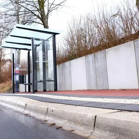 Höherer Bordstein, taktile Elemente im Pflaster: Wie am Bürgerhaus in Seitzenhahn sind schon mehrere Bushaltestellen in Taunusstein barrierefrei, weitere sollen folgen.