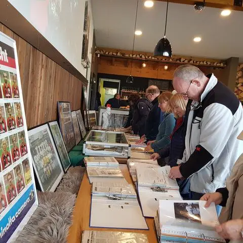 Zahlreiche Erinnerungsstücke aus dem sportlichen Leben von Jürgen Grabowski luden die Besucher der Ausstellung in Bleidenstadt zum Schwelgen in Erinnerung an die 2022 verstorbene Eintracht-Legende ein.
