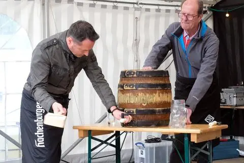 Taunussteins Bürgermeister Joachim Reimann (CDU) beim Fassbieranstich beim Weher Markt – mit unpassendem Werkzeug, wie ein Parteikollege fand.