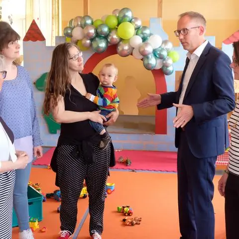 Sozialminister Kai Klose (Grüne) im Gespräch mit Tina Liebmann, Tina Ruschpler-Fiusco, Jana Heuckmann und Antje Fagenzer (v.l.) vom Familienzentrum Müze in Taunusstein.