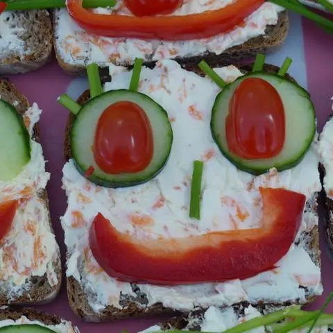 Dass gesunde Ernährung Spaß macht, sollen die Kinder in Neuhof beim Frühlingsbuffet lernen.