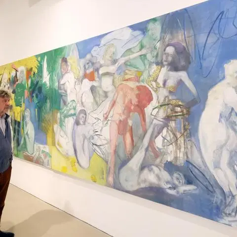 Reinhard Stangl in seiner Ausstellung im Kunsthaus Taunusstein.