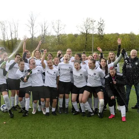 Nachdem die Meisterschaft des Frauenteams des SV Neuhof feststand, knallten auf dem Spielfeld die Sektkorken.