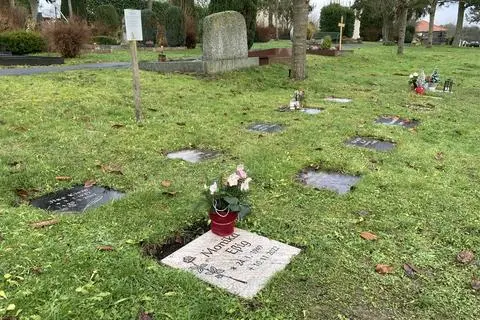 Ein Akt zivilen Ungehorsams spielt sich derzeit auf dem Urnenfeld auf dem Hahner Friedhof ab. Einige Nutzer hatten nach der Aktion der Stadt neue Töpfe und Lichter aufgestellt, doch zwei Stunden nach Aufnahme dieses Bildes war alles erneut abgeräumt.