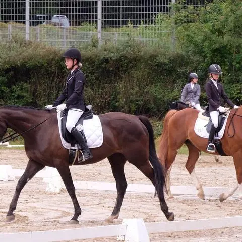 Die Reiterinnen Anna Best (links) und Sarah Tauer nehmen am Dressurwettbewerb teil.