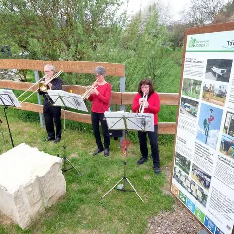 „Brass4Spass“ spielt bei der Einweihung des Agendaplätzchens auf.