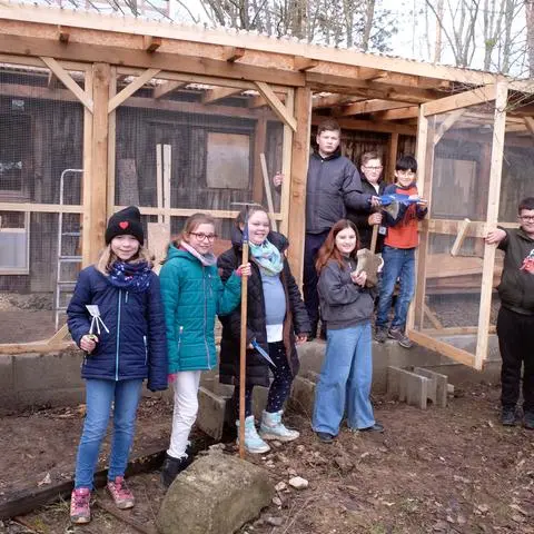 Auch den Hühnerstall haben die Schülerinnen und Schüler der Hühner-AG an der IGS Obere Aar selbst gebaut.