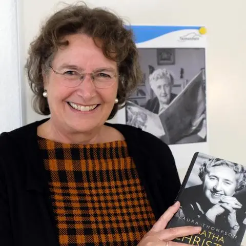 Zog ihre Zuhörer mit ihrem lebhaften Erzählstil sogleich in ihren Bann: Dorothee Grütering bei einem Vortrag über Agatha Christie in der Stadtbücherei Taunusstein.