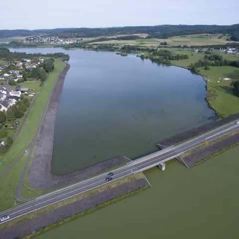 Die Hauptsperre des Aartalsees bei Bischoffen.
