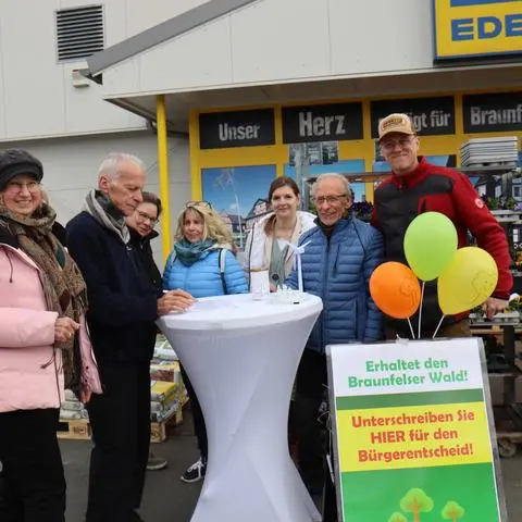 Die Mitglieder der Bürgerinitiativen freuen sich über viel Zuspruch an ihren Infoständen. Hier unterschreibt der Braunfelser Thomas Stürzlmayer (2. von links) für ein Bürgerbegehren in Sachen Windräder.