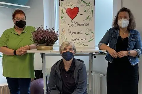 Renate, Michaela und Alexandra hatten Covid-19 – und eigentlich haben sie es noch immer. Für sie ist die Selbsthilfegruppe Breitscheid eine wichtige Anlaufstation, um mit Gleichgesinnten über die Krankheit zu reden. Foto: Nicole Dietermann