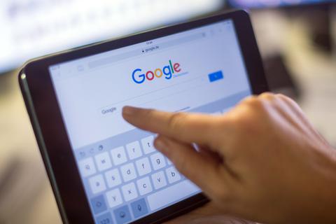 Einfach mal nachschauen: Die meisten Menschen nutzen die Online-Suchmaschine von Google.