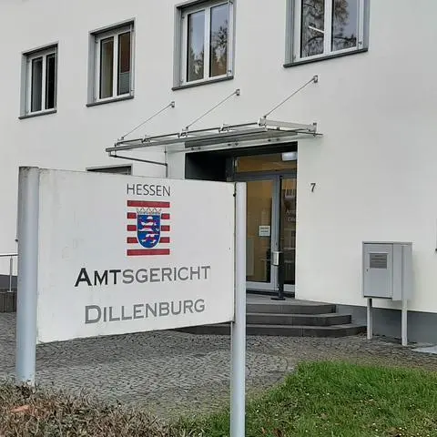 Auch im zweiten Anlauf konnte Amtsgerichtsdirektor Reinhard Grün gegen einen 42-jährigen Dillenburger kein Urteil sprechen. Bevor es so weit ist, soll sich erst ein Gutachter mit dem Angeklagten befassen, bei dem Staatsanwältin Flavia Schardt Persönlichkeitsstörungen vermutet.