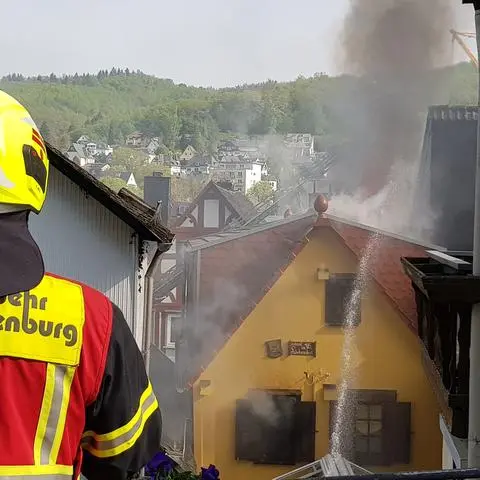 Der Brand des "Töpferhauses" im April 2020 in der Dillenburger Altstadt gehört zu den größeren Einsätzen der jüngeren Geschichte der Dillenburger Feuerwehr. In der "Feuerstunde" zum 175. Geburtstags der Kernstadtwehr hat Inhaberin Hadmut Hildebrandt von diesem Erlebnis berichtet. (Archiv)