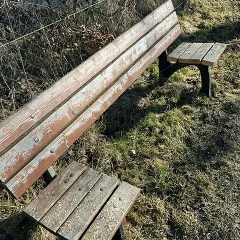 Sinnloser Vandalismus: Unbekannte haben diese Bank bei Münchhausen zerstört. 