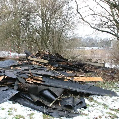 Nur noch Schutt und Asche ist von der Beaobachtungshütte des Nabu Eibelshausen übrig geblieben, von der man einen Blick auf den Lohmühlenweiher hat. Foto: Frank Rademacher