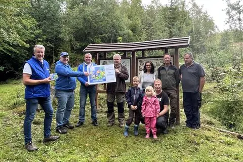 Andreas Sievernich, Landesvorstand NABU Hessen (zweiter von links), verleiht die Plakette und Urkunde "NABU-Erlebnispunkt" an den NABU Eibelshausen. Marko Dorndorf, Gruppensprecher NABU Eibelshausen (dritter von links), nimmt die Auszeichnung entgegen. 